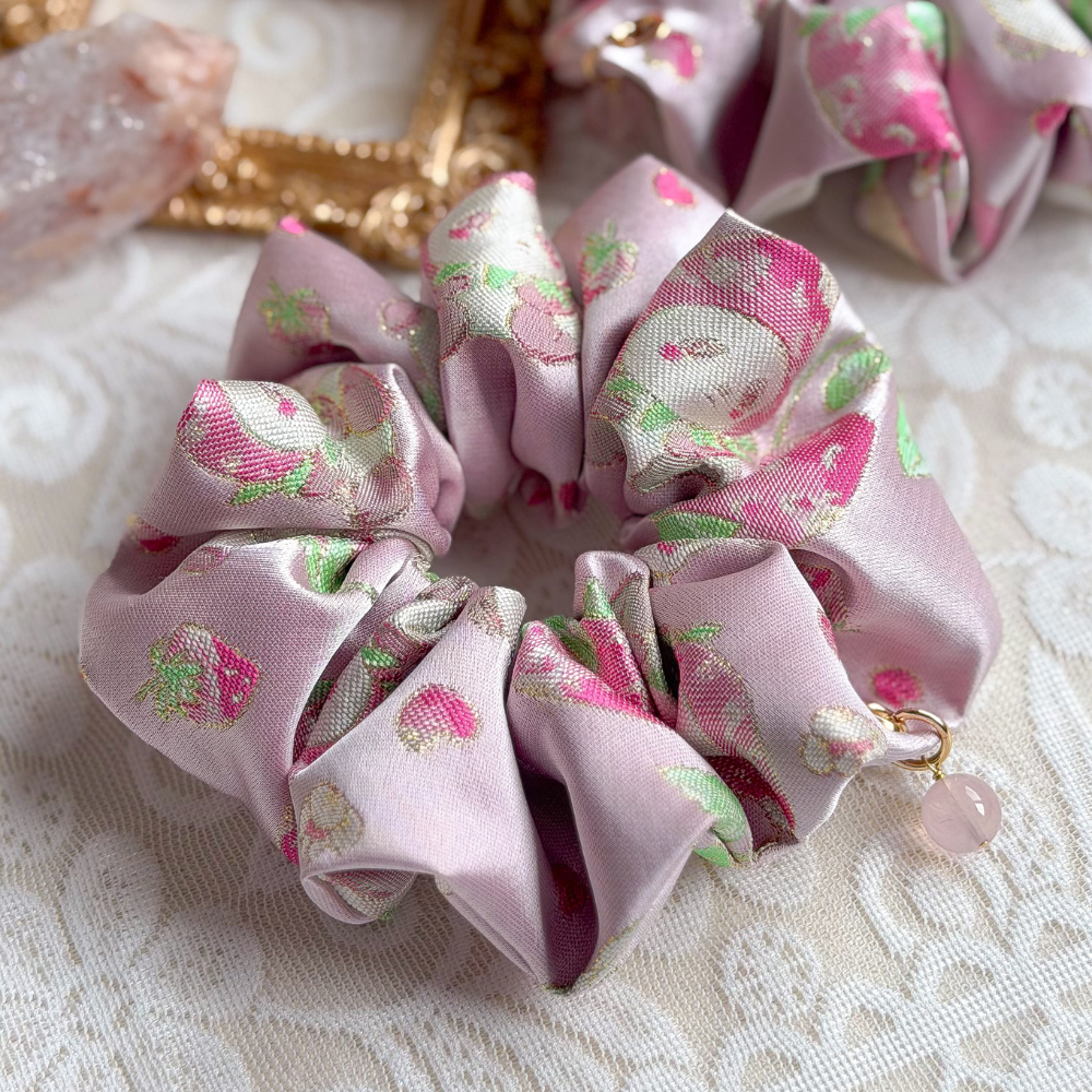 草莓熊猫・Cǎo Méi Xióng Māo Scrunchie
