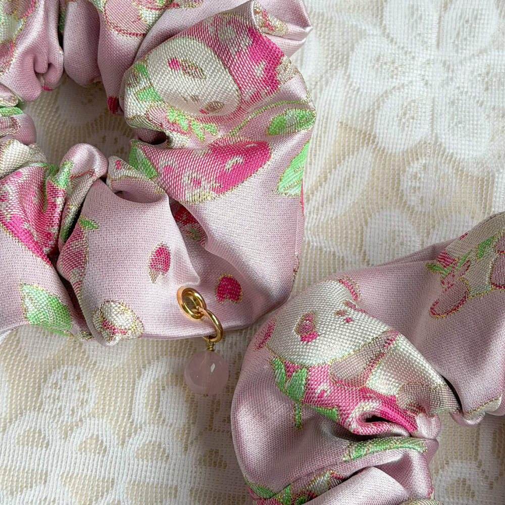 草莓熊猫・Cǎo Méi Xióng Māo Scrunchie